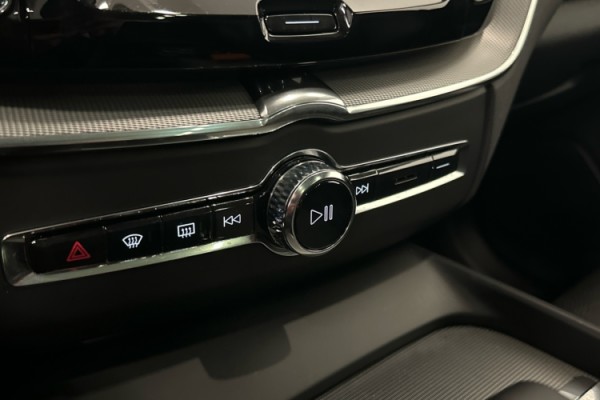 Esittelykuva VOLVO XC60 lataushybridiautosta.