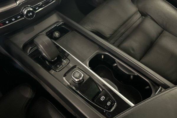 Esittelykuva VOLVO XC60 lataushybridiautosta.