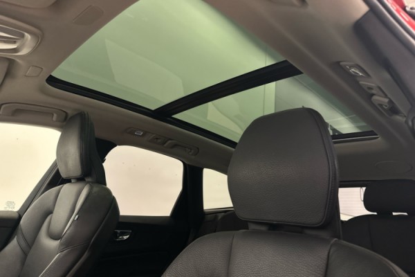 Esittelykuva VOLVO XC60 lataushybridiautosta.