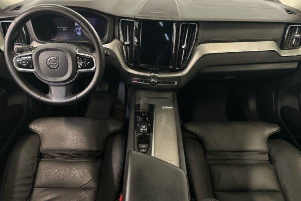Esittelykuva VOLVO XC60 lataushybridiautosta.