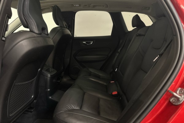 Esittelykuva VOLVO XC60 lataushybridiautosta.