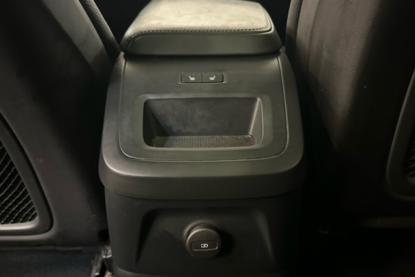 Esittelykuva VOLVO XC60 lataushybridiautosta.