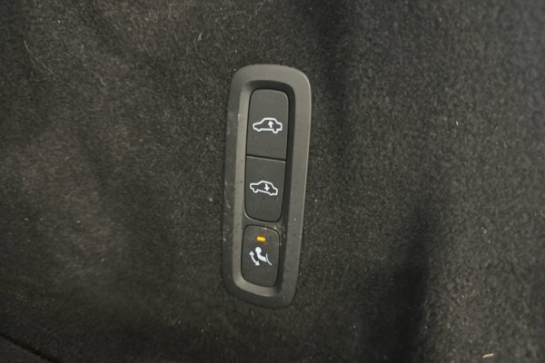 Esittelykuva VOLVO XC60 lataushybridiautosta.