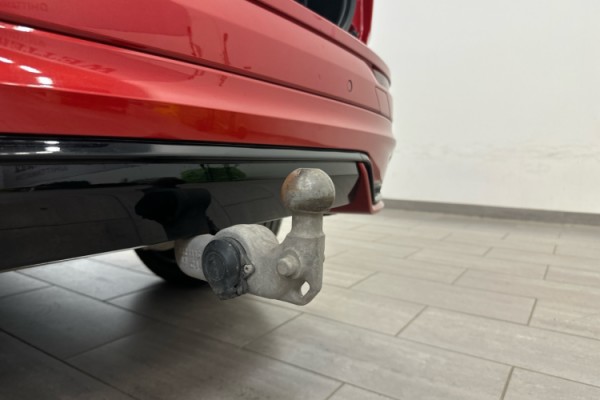 Esittelykuva VOLVO XC60 lataushybridiautosta.