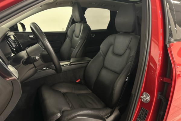 Esittelykuva VOLVO XC60 lataushybridiautosta.
