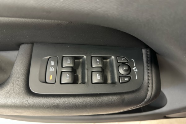 Esittelykuva VOLVO XC60 lataushybridiautosta.