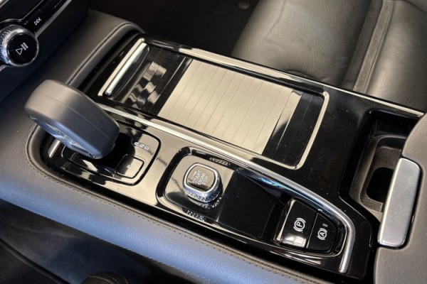 Esittelykuva Volvo S60 lataushybridiautosta.