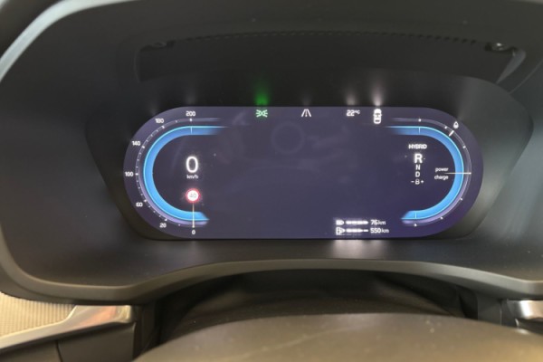 Esittelykuva Volvo S60 lataushybridiautosta.