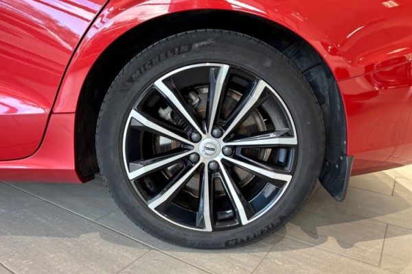 Esittelykuva Volvo S60 lataushybridiautosta.