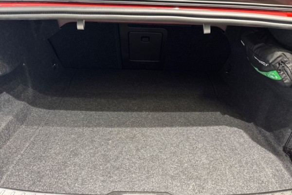 Esittelykuva Volvo S60 lataushybridiautosta.