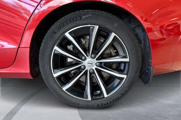 Esittelykuva Volvo S60 lataushybridiautosta.