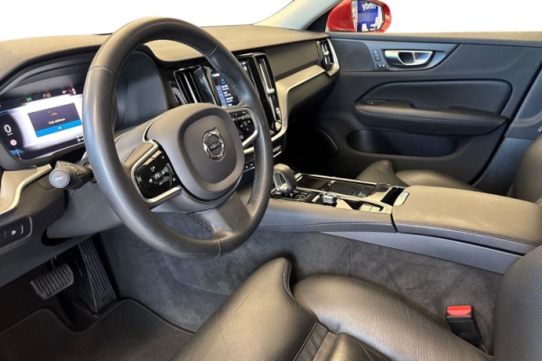 Esittelykuva Volvo S60 lataushybridiautosta.