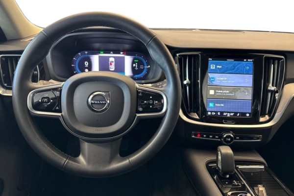 Esittelykuva Volvo S60 lataushybridiautosta.