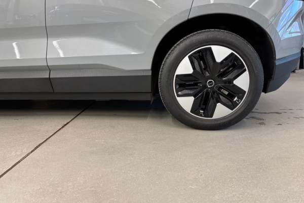 Esittelykuva Volvo EX30 täyssähköautosta.