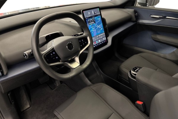 Esittelykuva Volvo EX30 täyssähköautosta.