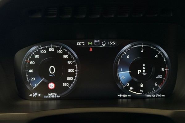 Esittelykuva Volvo XC90 kevythybridiautosta.