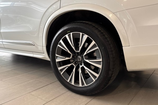 Esittelykuva Volvo XC90 kevythybridiautosta.