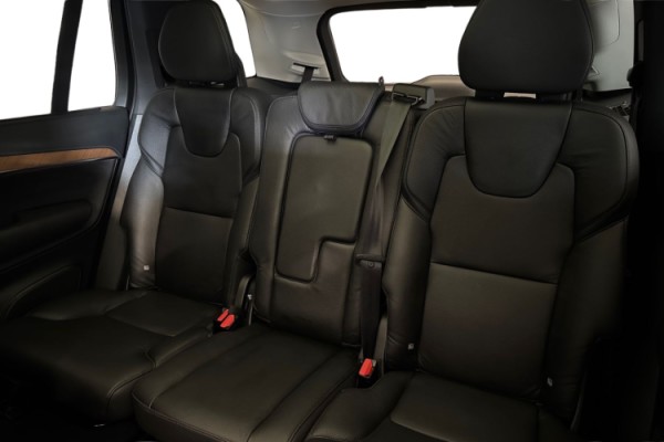 Esittelykuva Volvo XC90 kevythybridiautosta.