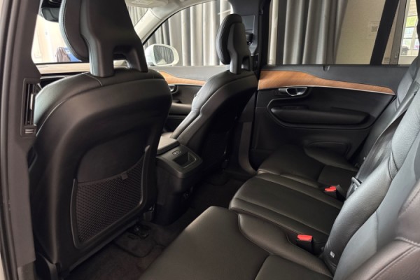 Esittelykuva Volvo XC90 kevythybridiautosta.
