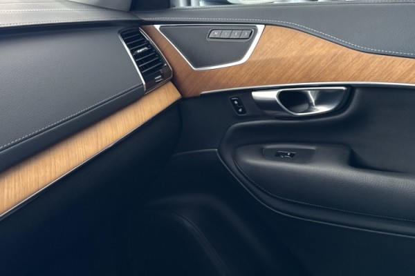 Esittelykuva Volvo XC90 kevythybridiautosta.