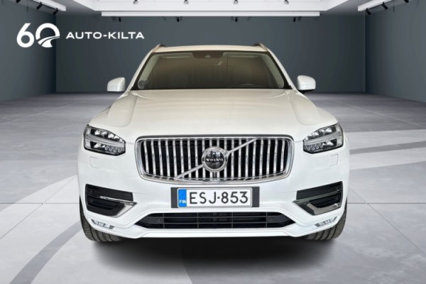 Esittelykuva Volvo XC90 kevythybridiautosta.