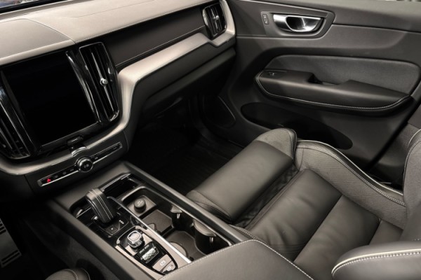 Esittelykuva Volvo XC60 lataushybridiautosta.