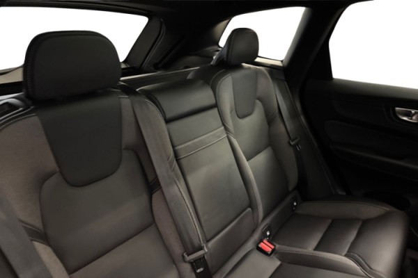 Esittelykuva Volvo XC60 lataushybridiautosta.