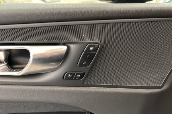 Esittelykuva Volvo XC60 lataushybridiautosta.