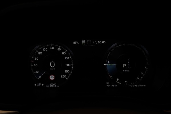 Esittelykuva Volvo XC60 lataushybridiautosta.