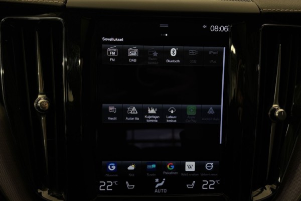 Esittelykuva Volvo XC60 lataushybridiautosta.