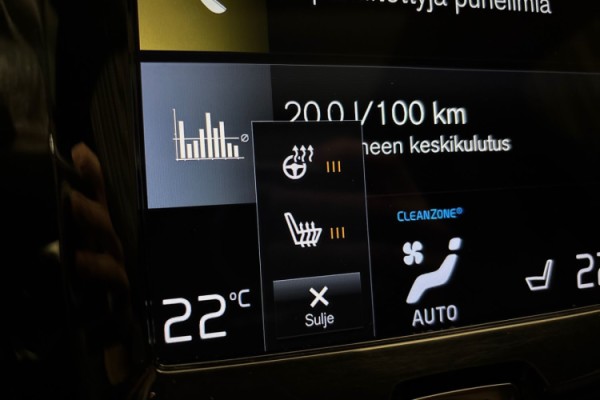 Esittelykuva Volvo XC60 lataushybridiautosta.