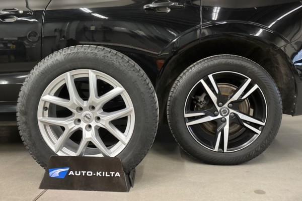 Esittelykuva Volvo XC60 lataushybridiautosta.