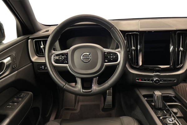 Esittelykuva Volvo XC60 lataushybridiautosta.