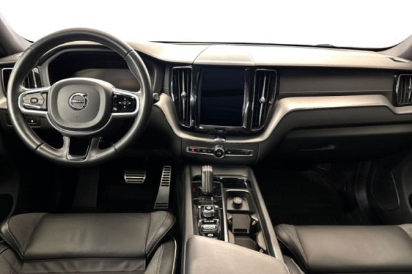 Esittelykuva Volvo XC60 lataushybridiautosta.