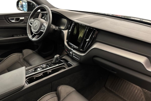 Esittelykuva Volvo XC60 lataushybridiautosta.