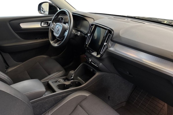 Esittelykuva VOLVO XC40 lataushybridiautosta.