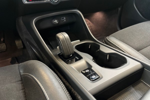 Esittelykuva VOLVO XC40 lataushybridiautosta.