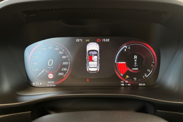 Esittelykuva VOLVO XC40 lataushybridiautosta.