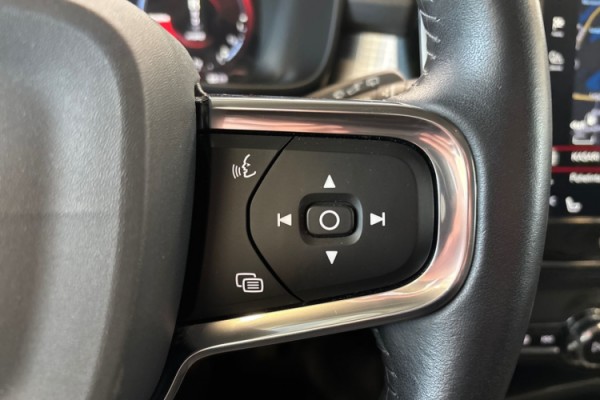 Esittelykuva VOLVO XC40 lataushybridiautosta.