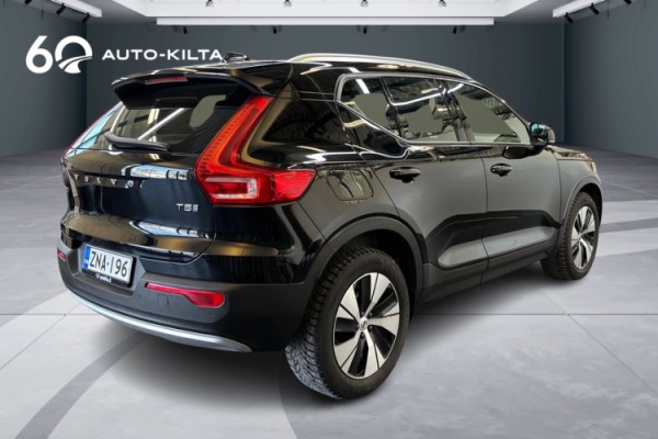 Esittelykuva VOLVO XC40 lataushybridiautosta.