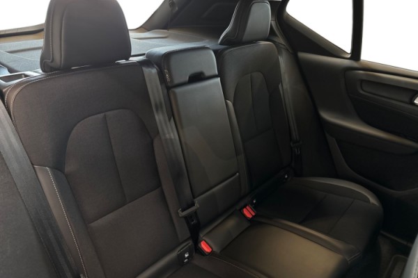 Esittelykuva VOLVO XC40 lataushybridiautosta.