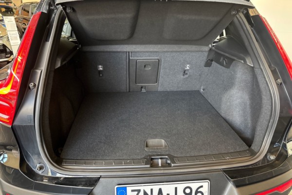 Esittelykuva VOLVO XC40 lataushybridiautosta.