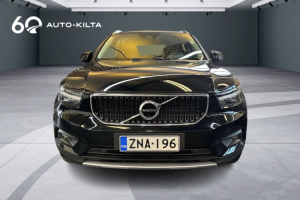 Esittelykuva VOLVO XC40 lataushybridiautosta.
