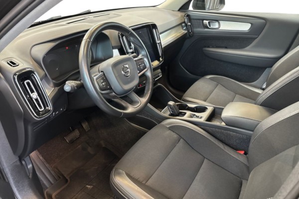 Esittelykuva VOLVO XC40 lataushybridiautosta.