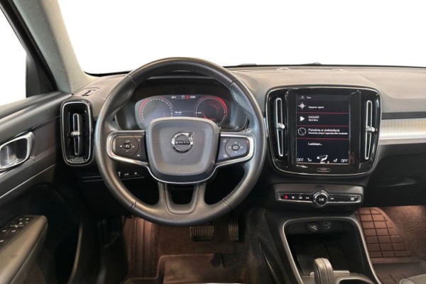 Esittelykuva VOLVO XC40 lataushybridiautosta.