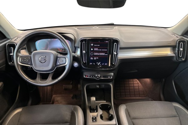 Esittelykuva VOLVO XC40 lataushybridiautosta.
