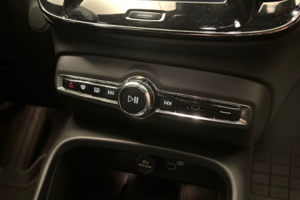 Esittelykuva Volvo XC40 täyssähköautosta.