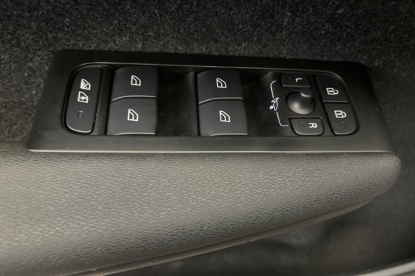 Esittelykuva Volvo XC40 täyssähköautosta.