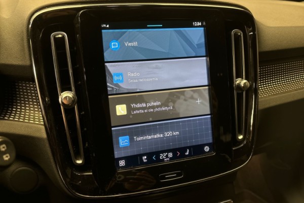 Esittelykuva Volvo XC40 täyssähköautosta.