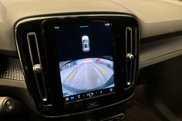 Esittelykuva Volvo XC40 täyssähköautosta.